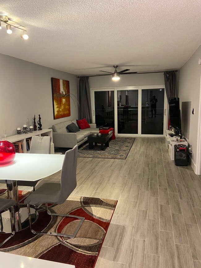 Building Photo - 2850 N Palm Aire Dr
