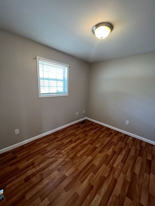 Building Photo - 2 Bedroom, 1 Bath Duplex ~ Off N. Poinsett...