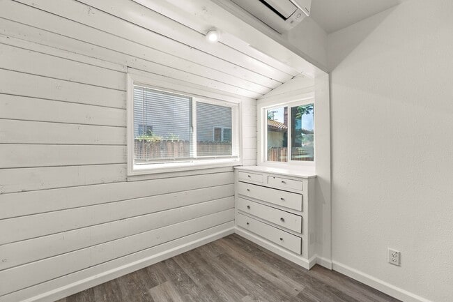 Foto del edificio - Enjoy Lake Views from This Cozy 1 Bed, 1 Bath Home