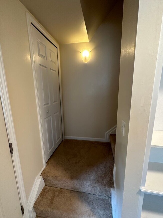 Building Photo - 2 Bedroom 1 Bath