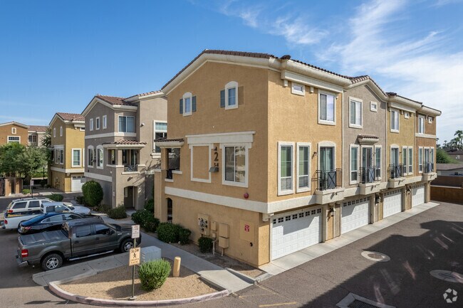 Building Photo - 2450 W Glenrosa Ave