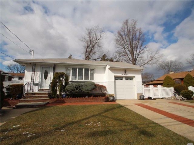 Primary Photo - 135 N Queens Ave
