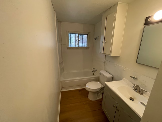 Building Photo - 319 Queen Margaret Ln