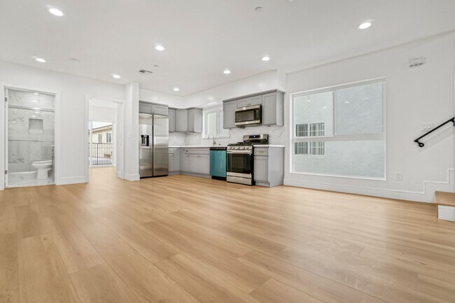 Foto del edificio - RECENTLY REMODELED TOWNHOME | 4 BED 4 BATH | GARAGE