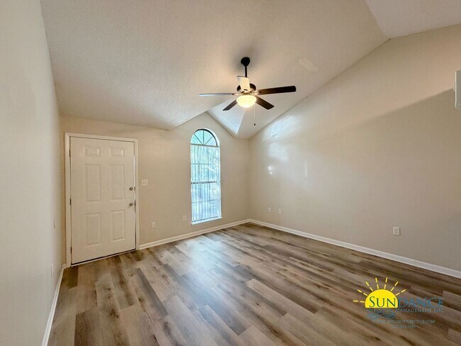 Foto del edificio - Beautiful Unit Close to Both Bases!