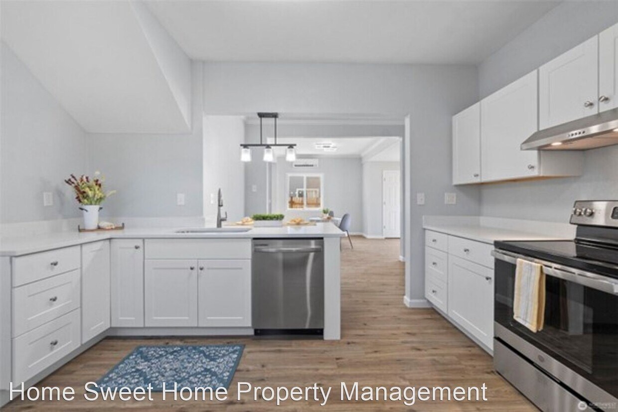 4 br, 3 bath House 219 N Division Street House Rental in Elma, WA