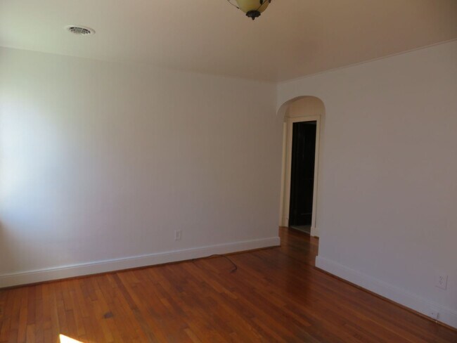 Building Photo - Colonial Heights