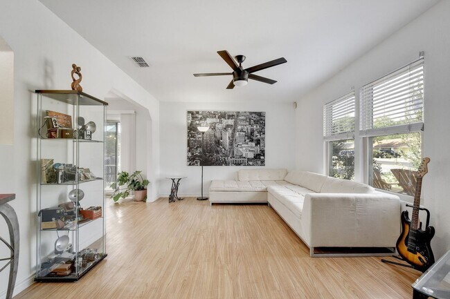 Building Photo - Perfectly Located Home for Rent in South A...