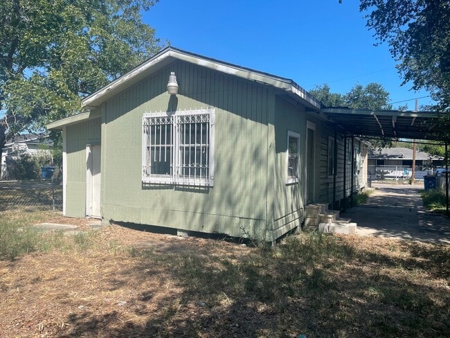 Building Photo - 611 Elesa St