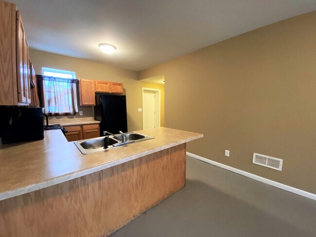 Building Photo - Open concept 2br South Side lower unit