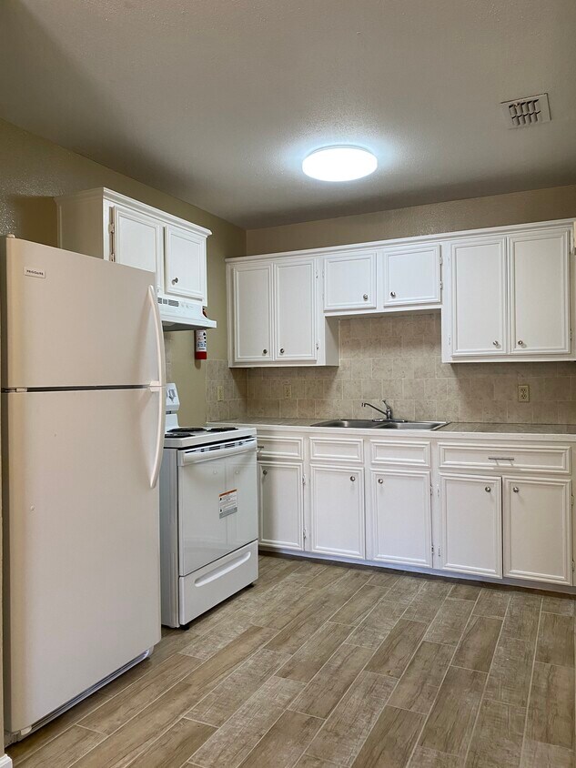 Primary Photo - 2200 N 32nd St