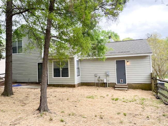 Building Photo - Quiet Neighborhood  3 bedroom, 2 bath, 1 c...