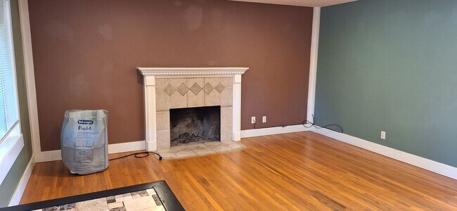 Building Photo - Nicely updated home