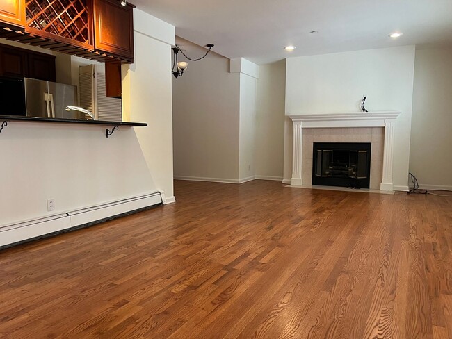 Building Photo - Spacious 3-Bedroom Condo in Prime Russian ...