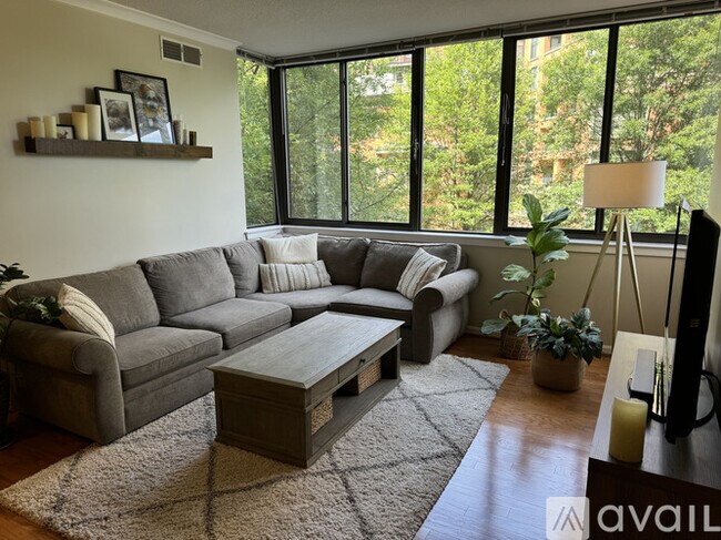 Foto del edificio - 2220 Fairfax Dr