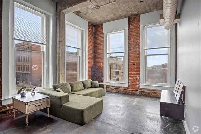 Building Photo - 113 W 5th St