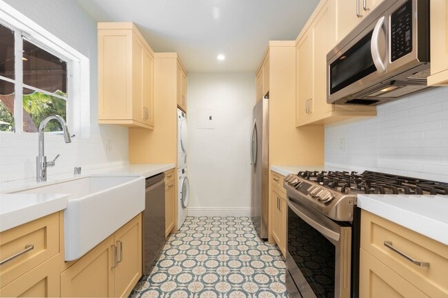 Building Photo - 5161 Village Green