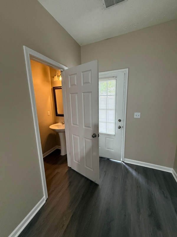 Building Photo - 518 Oakside Pl