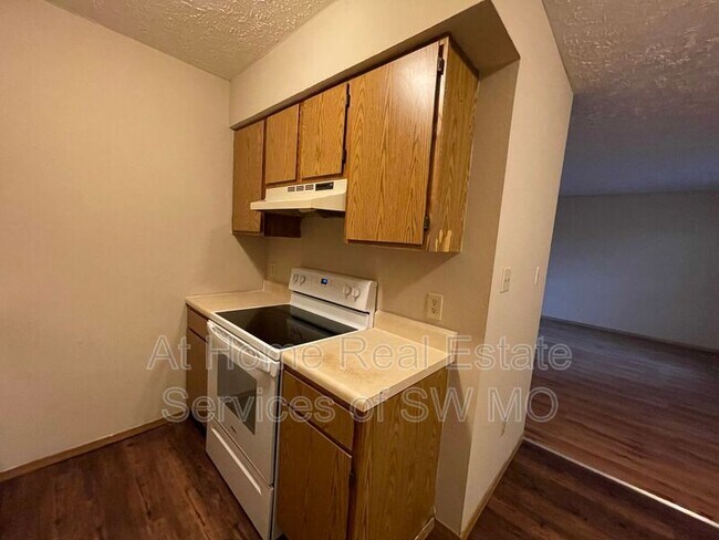 Building Photo - 1306 E McDaniel St