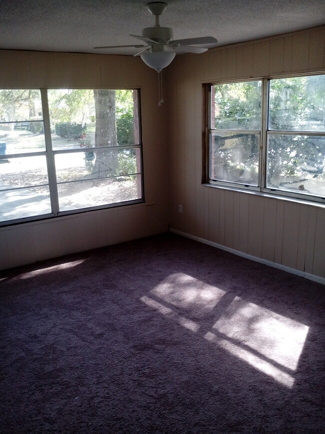 Building Photo - 3 Bed 2 Bath Home | Pet Friendly | Washer Dryer Hook Ups | Section 8 Welcome - New floors coming ...