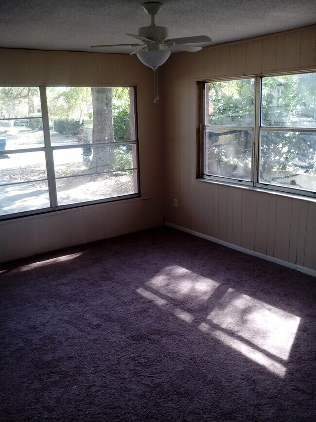 Foto del edificio - 3 Bed 2 Bath Home | Pet Friendly | Washer Dryer Hook Ups | Section 8 Welcome - New floors coming ...
