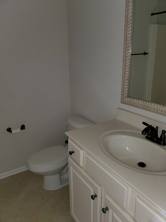 Building Photo - Beautiful 4BR Townhome in Skybrook