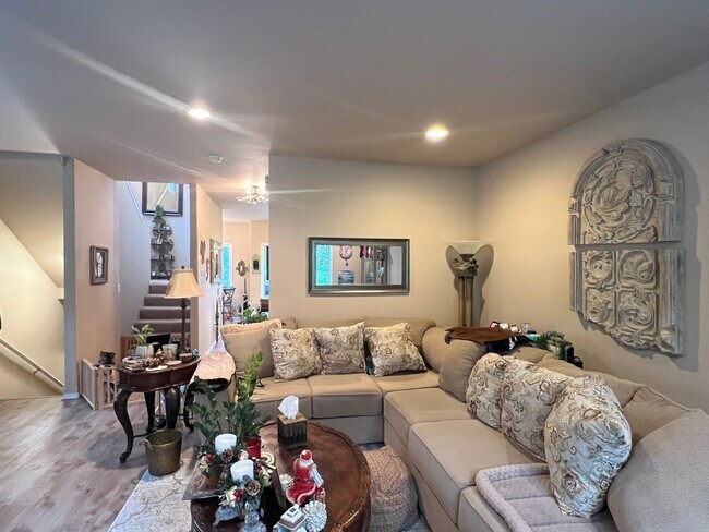 Building Photo - A Beautiful Tucked Away 3 bdrm Townhome