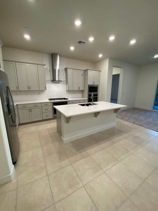 Foto del edificio - SAVE MONEY WITH SOLAR! Stunning Russell Ranch Home in Folsom Ranch – 3 Bedrooms + Office!