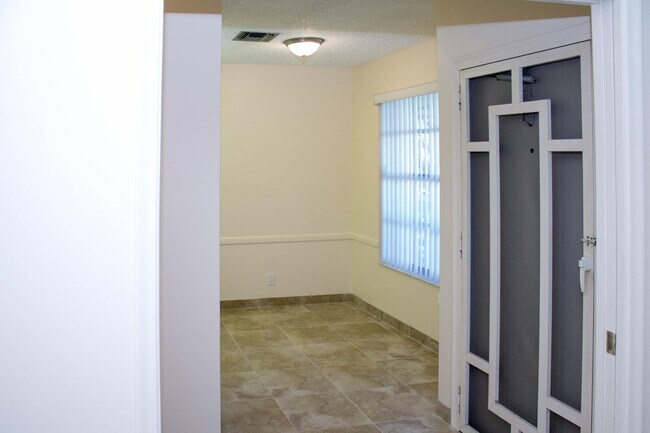 Building Photo - 1520 NW 18th Ave