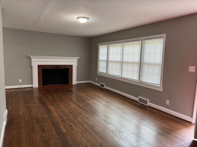 Building Photo - 3 bedroom 1 bath home, located in the Greystone area!