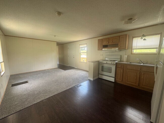 Foto del edificio - Quiet Living: 3-Bedroom Mobile Home Availa...