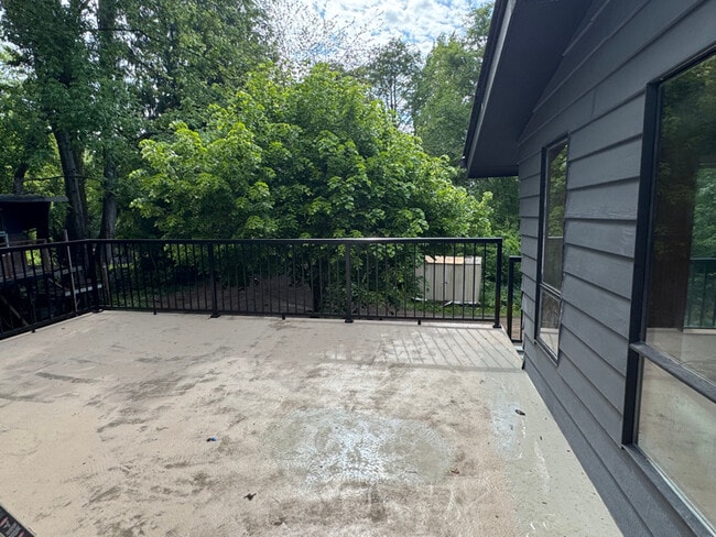 Building Photo - 2112 Sunset Dr W
