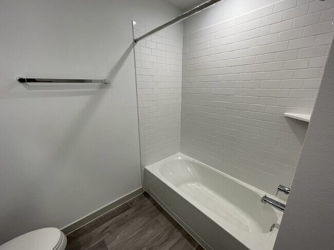 Building Photo - 618 Hidden Brk Dr