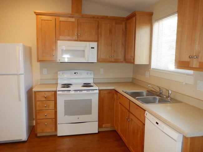 Building Photo - 1 Bed/1 Bath Duplex Unit in Fantastic Westside Bend Location - Knoll Ave