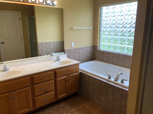 Building Photo - 2311 Magnolia Dr