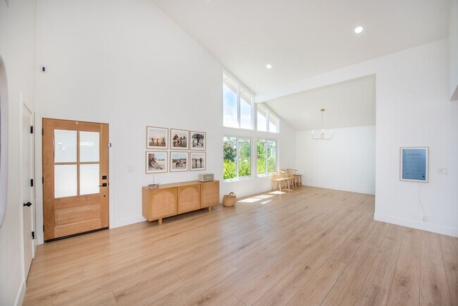Foto del edificio - Remodeled South Huntington Beach Home