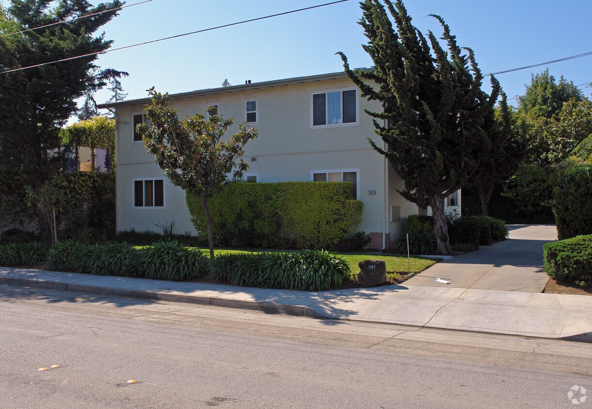 Primary Photo - 741 Rollins Rd