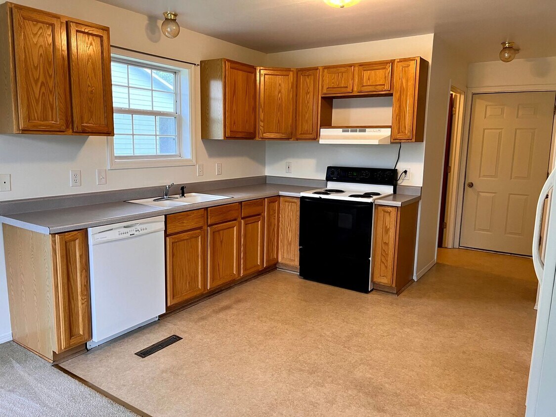 Primary Photo - 3 Bed, 2 Bath home with garage