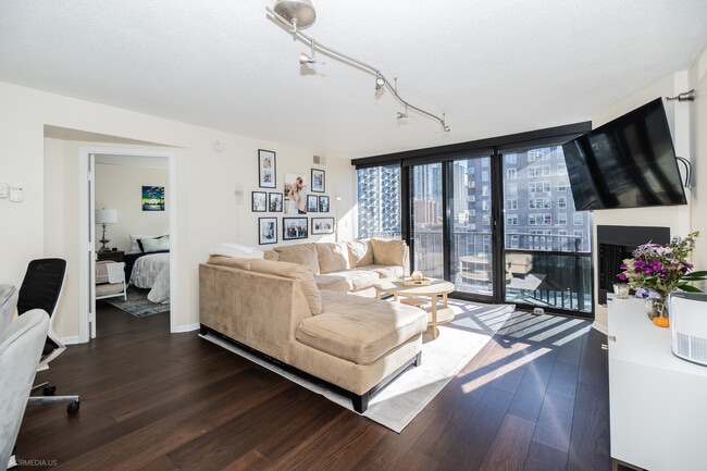 Building Photo - 1309 N Wells St