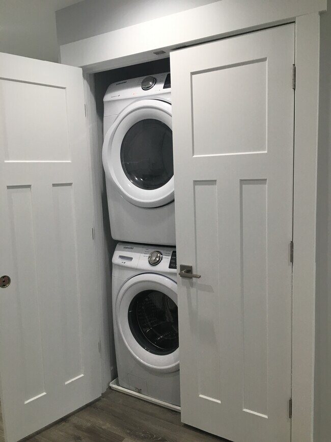 Foto del edificio - 808 N Milwaukee Ave