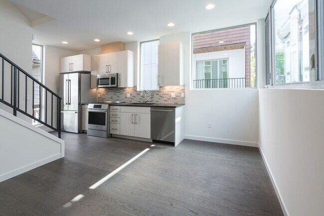 Building Photo - 1119 14th Ave