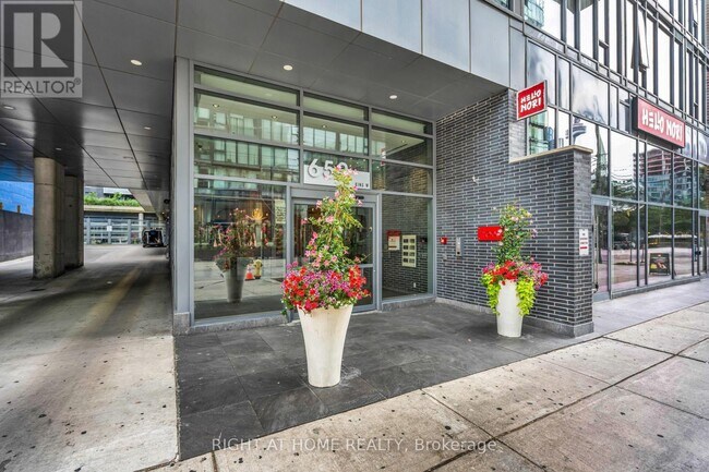 Photo du bâtiment - 650 King St W
