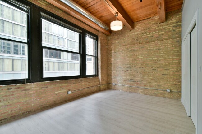 Building Photo - 11 E Illinois St