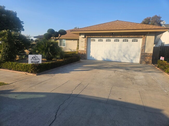 Building Photo - Great home in Fresno, Gorgeous Landscaping!