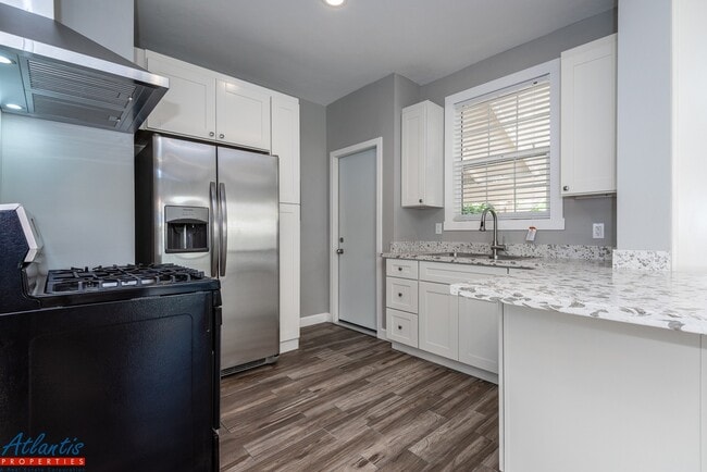 Building Photo - (Lease-up Only) Thirteenth St N 855