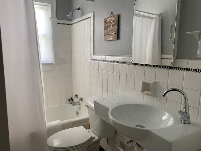 Baño completo actualizado - 1411 Winburn Dr