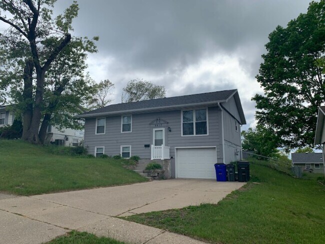 Building Photo - 4417 White Pine Dr NE