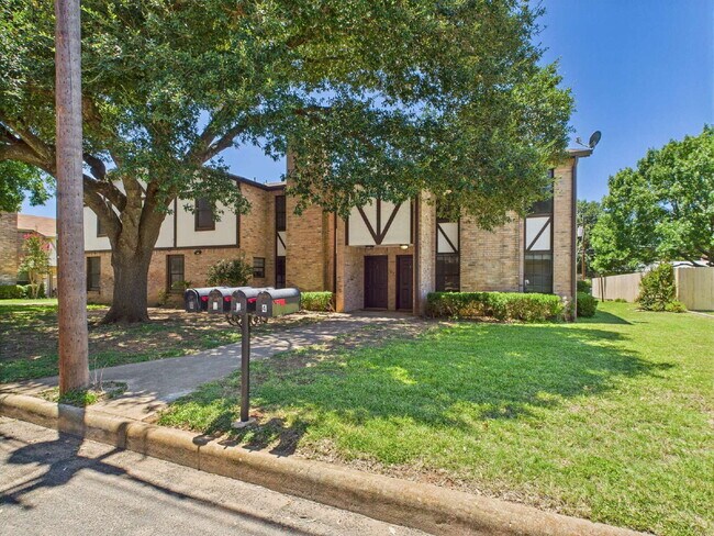 Foto del edificio - 2-Bed Duplex on Frederick Road !"