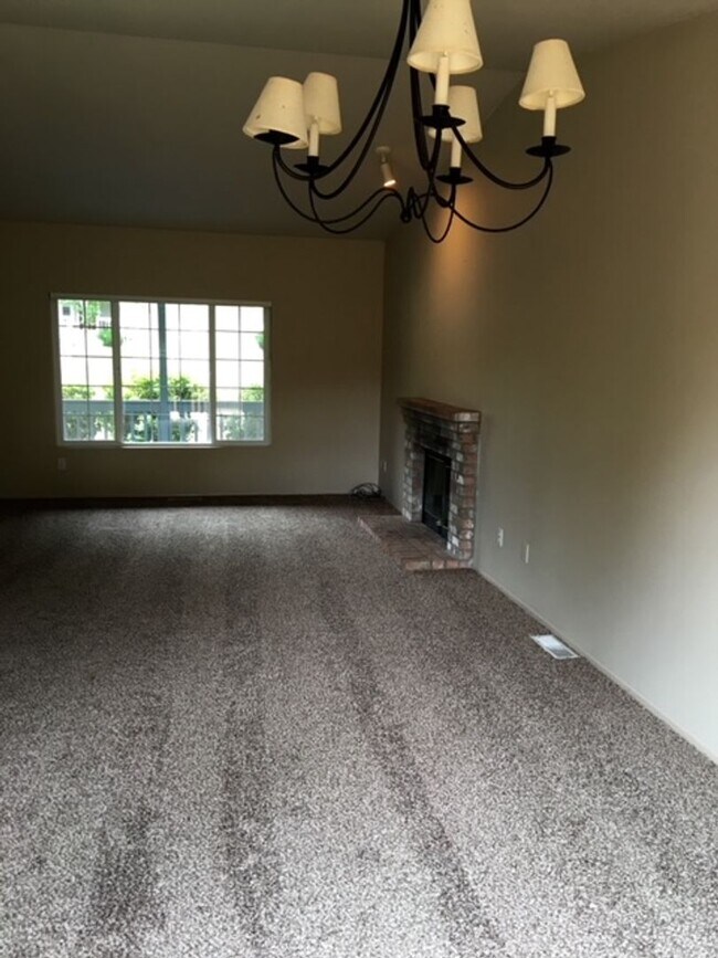 Foto del edificio - 3 bdrm 2 ba home in PORT ORCHARD $2550 rent