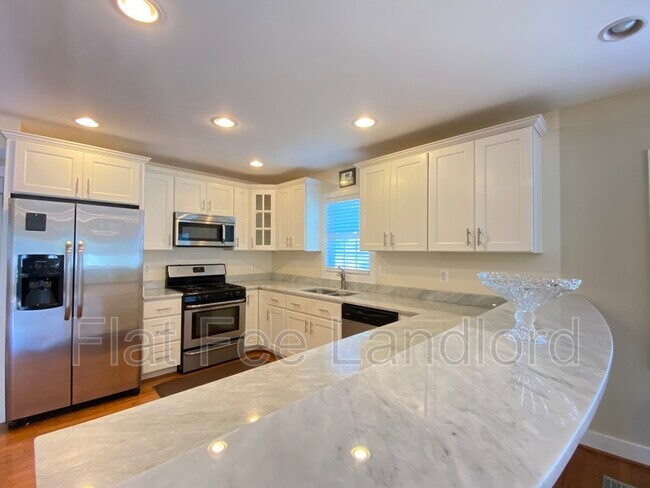 Building Photo - 7618 Leonard Dr